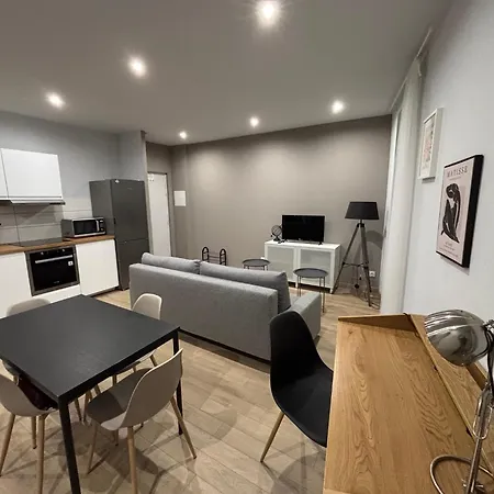 Immeuble La Doa Proche Chu Apartment